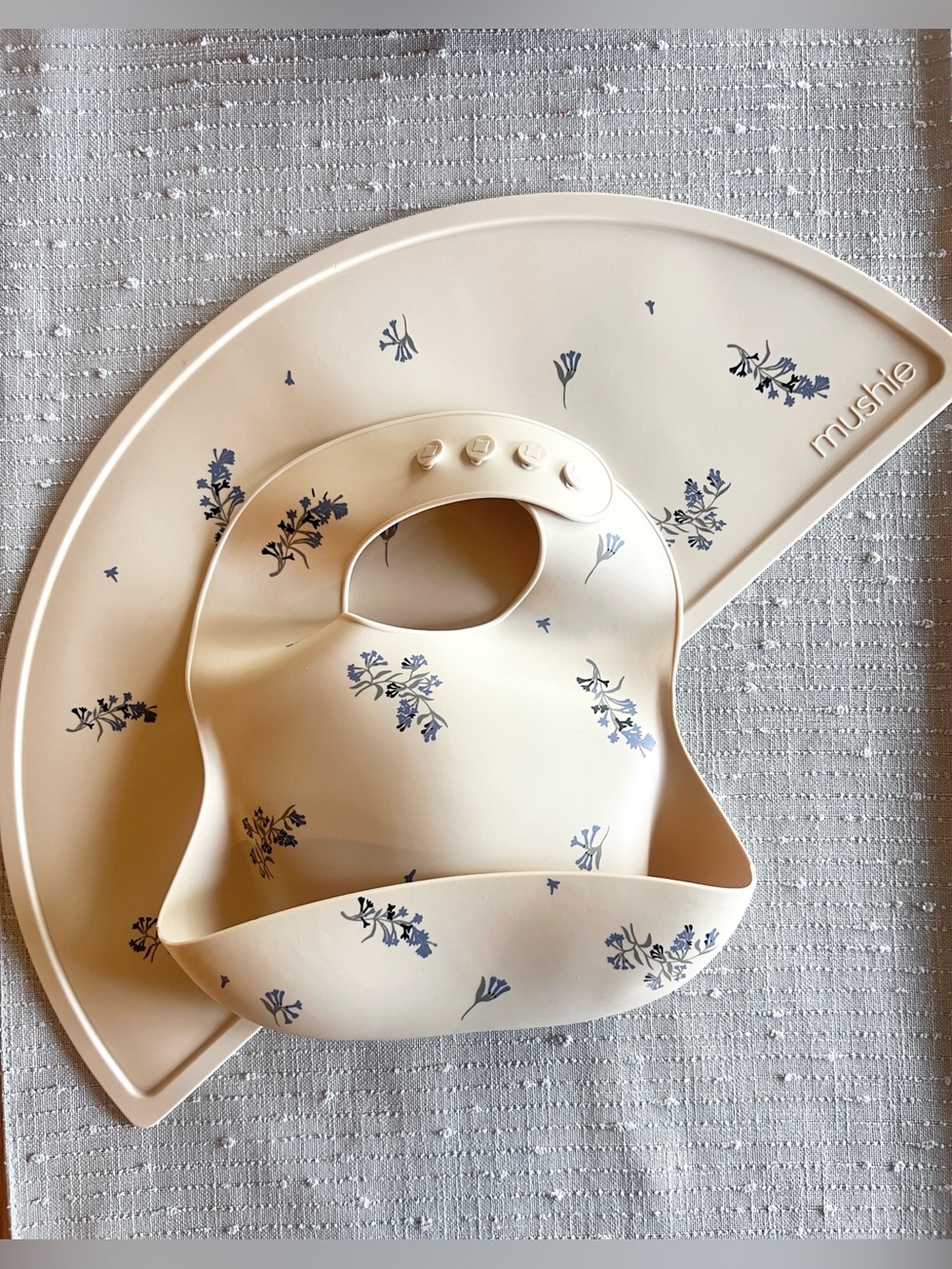 🍃🪻MUSHIE LILAC FLOWERS SILICONE BABY BIB